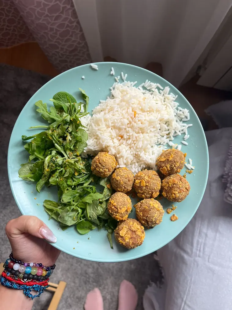 Un plato preparado por Chiara, con arroz, vegetales y albóndigas